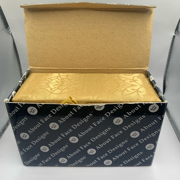 Messengers...Set of Mary, Joseph and baby Jesus. Glass with gold trim. - Picture 10 of 12